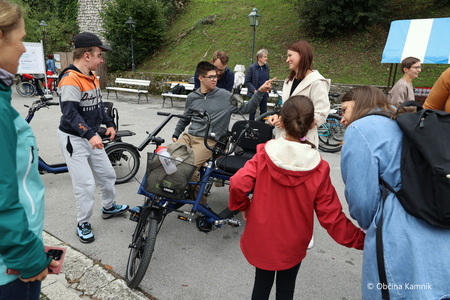 PARK(irišče) Veronika danes postaja igrišče, plesni oder in kolesarski servis (4)
